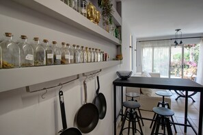 Comfort-Apartment | Essbereich im Zimmer