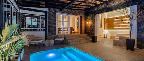 من حمّامات السباحة المغطاة، حمّام سباحة مُدفَّأ