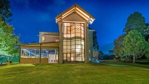 Una casa moderna con un amplio ventanal y una entrada bien iluminada.