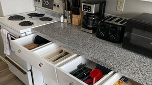Cocina equipada con estufa integrada, cafetera y tostadora. Hay varios cajones para almacenamiento.