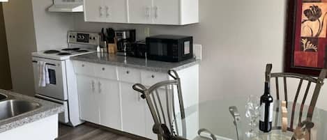 Geladeira, micro-ondas, fogão, cooktop