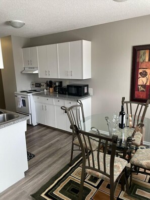 Een koelkast, een microgolfoven, een oven, een kookplaat