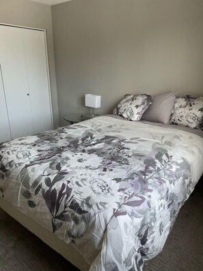 2 makuuhuonetta, silitysrauta/-lauta, ilmainen Wi-Fi, vuodevaatteet