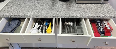 Køleskab, mikrobølgeovn, ovn, kogeplade