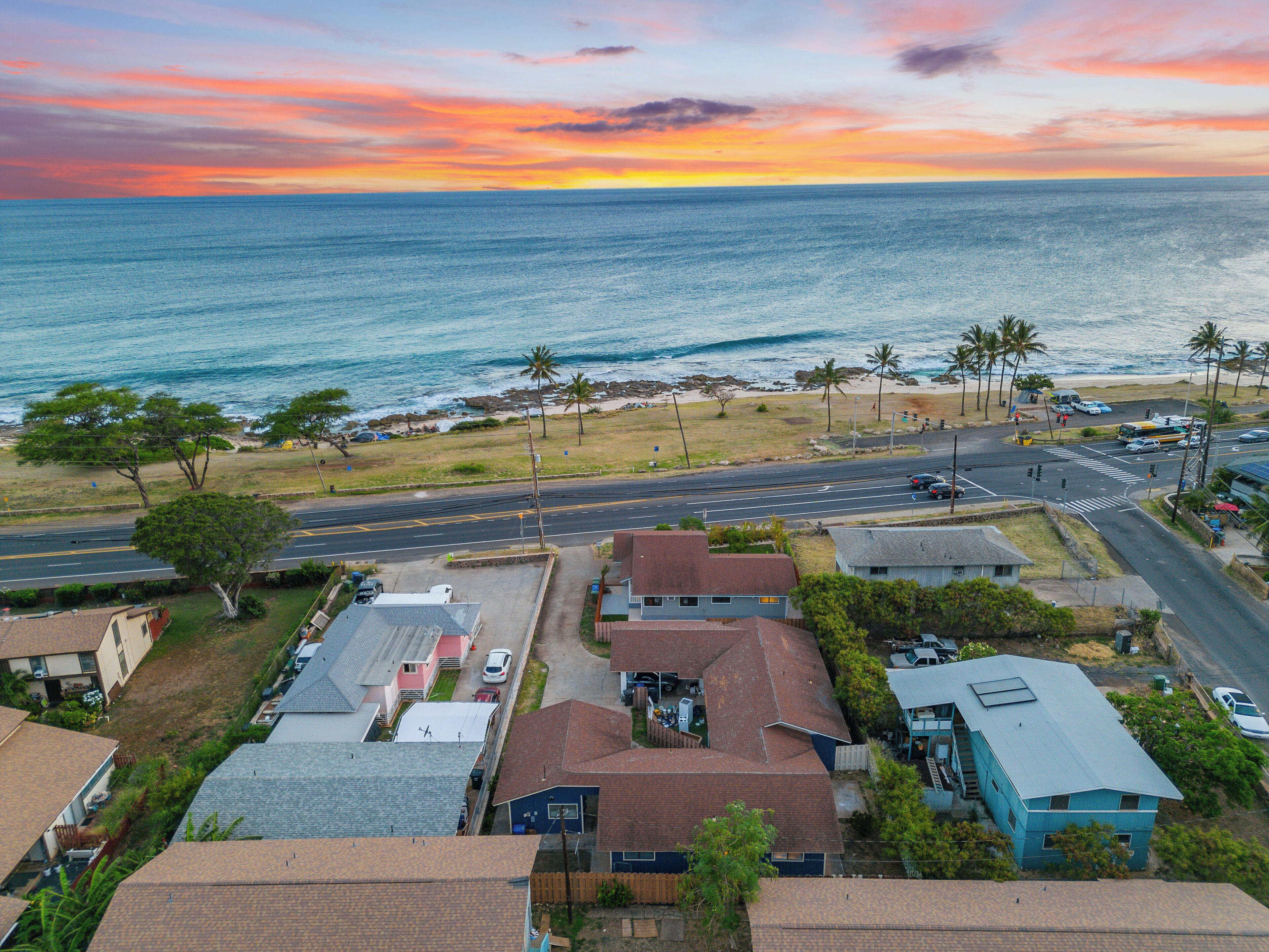 Steps from the Ocean 3bed/1.5bath Maili Beach