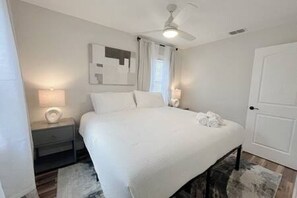 4 sovrum, skrivbord, strykjärn/strykbräda och resesäng