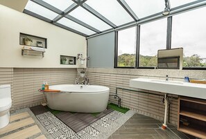 Villa, 2 chambres | Salle de bain | Douche à « effet pluie », sÚche-cheveux, serviettes fournies, shampoing