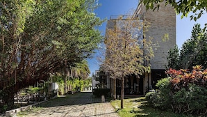 Un sendero adoquinado que conduce a un edificio con fachada de ladrillo.
