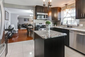 Refrigerador, microondas, horno, placa de cocina
