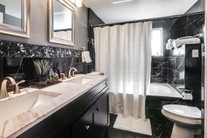 Een bubbelbad, een haardroger, handdoeken, zeep