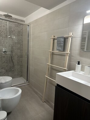 Shower, hair dryer, bidet, towels - In the Umbertino, within walking distance of the waterfront and famous shopping streets. (Bari)