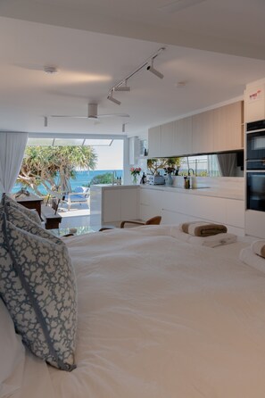 1 bedroom, iron/ironing board, travel cot, WiFi - Loulou Beach Studio – Couple Retreat (Forresters Beach)