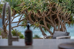 Property grounds - Loulou Beach Studio – Couple Retreat (Forresters Beach)