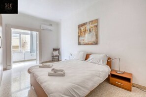 Desk, iron/ironing board, travel crib, free WiFi - Tower Road seafront home, with 3BR & Working Space (Sliema)