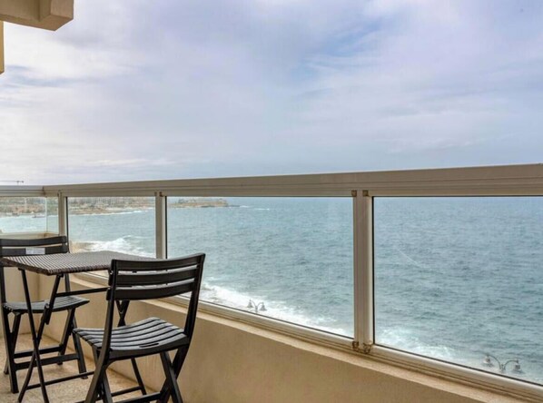 Outdoor dining - Tower Road seafront home, with 3BR & Working Space (Sliema)