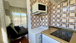 Réfrigérateur, four à micro-ondes, cafetière-théière