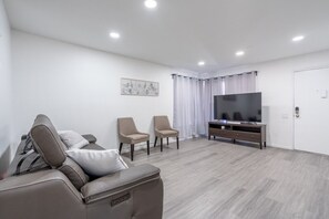 Smart TV - 4 Bedroom, 2.5 bath, Yard, Pets (West Covina)