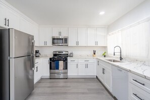 Fridge, microwave, oven, stovetop - 4 Bedroom, 2.5 bath, Yard, Pets (West Covina)