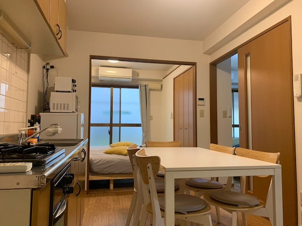 2 habitaciones, cortinas blackout y tabla de planchar con plancha