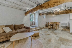 TV connectée, table de tennis de table, livres