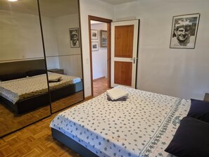 4 bedrooms, Egyptian cotton sheets, premium bedding, memory-foam beds - Executive Huge Flat in Central Lugano (Lugano)