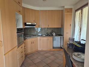 Full-sized fridge, microwave, oven, dishwasher