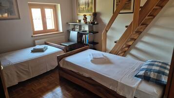 4 bedrooms, Egyptian cotton sheets, premium bedding, memory-foam beds