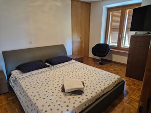 4 bedrooms, Egyptian cotton sheets, premium bedding, memory-foam beds - Executive Huge Flat in Central Lugano (Lugano)