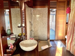 Douche, sèche-cheveux, serviettes fournies, savon