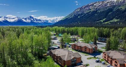 Girdwood Getaway - Hot tub with a View!