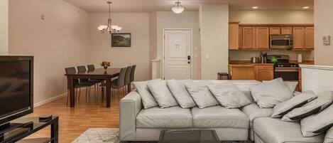 Fernseher, Kamin, Arbeitsbereiche