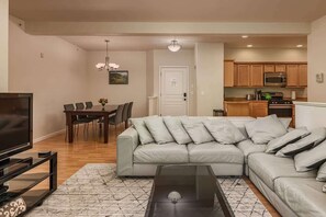 TV, fireplace, offices - Girdwood Getaway  - Hot tub with a View! (Girdwood)