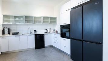 Jääkaappi, mikroaaltouuni, uuni, liesi