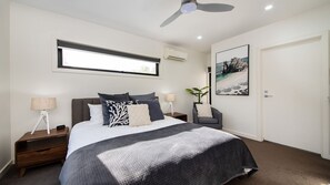 3 bedrooms, iron/ironing board, travel crib, free WiFi - Ocean Grove Sunsets on Driftwood (Ocean Grove)