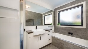 Badewanne, Haartrockner, Handtücher