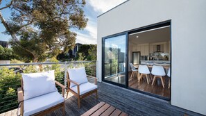 Outdoor dining - Ocean Grove Sunsets on Driftwood (Ocean Grove)