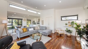 Een smart-tv en een open haard