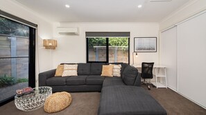 Een smart-tv en een open haard