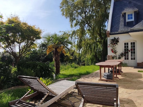 Grande Maison Familiale à Trégastel avec Jardin Clos, Terrasse et WIFI