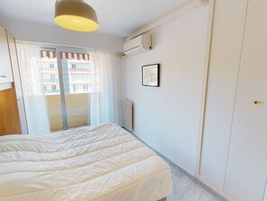 1 bedroom, free WiFi, bed sheets - Spacious 2-Room Apartment with A/C, Terrace & Garage Near Menton Center (Menton)
