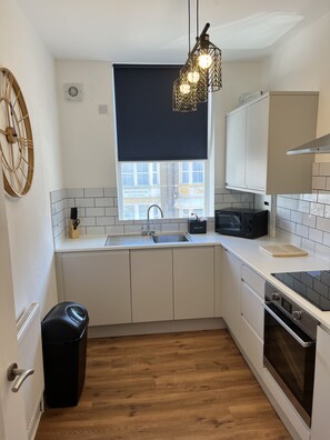 Kjøleskap, mikrobølgeovn, ovn og kokeplater