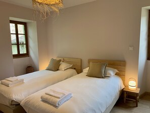 2 slaapkamers, een strijkplank/strijkijzer, reisbedje, gratis wifi