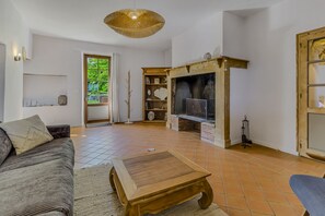 Smart TV, fireplace, ping pong, books