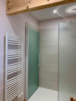 Dusche, Haartrockner, Handtücher, Seife