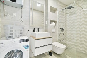 Dusche, Haartrockner, Handtücher, Seife