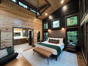 1 bedroom, free WiFi, bed sheets - Elevated modern cabin in trees, see-thru fireplace, close to Beavers Bend State Park (Broken Bow)
