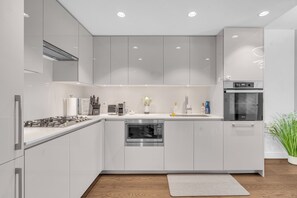 Kühlschrank, Mikrowelle, Ofen, Herdplatte