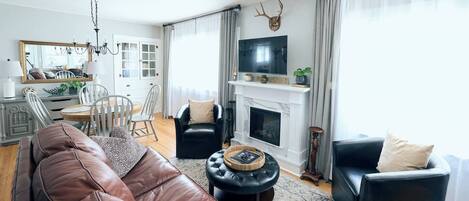 Smart TV, chimenea y oficina