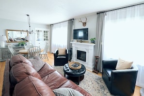 Smart TV, fireplace, printers - Renovated craftsman bungalow two blocks to historic downtown Sheridan and just a block from the M&M Ice Arena (Sheridan)