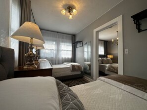 3 habitaciones, escritorio y tabla de planchar con plancha
